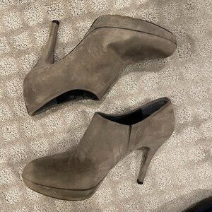 STUART WEITZMAN Suede‎ Cover Up Botties Platform Heels Fog size 8
